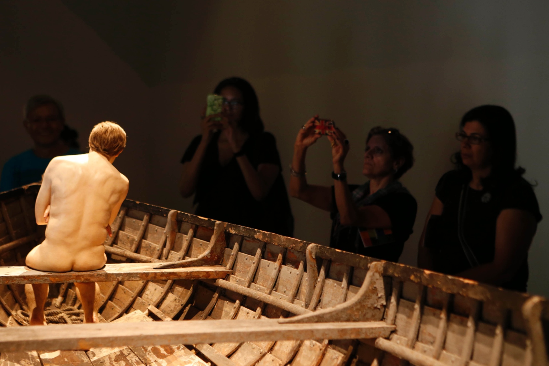 Público confere a exposição de Ron Mueck, na Pinacoteca de São Paulo. Com celulares, pessoas disputam espaço para fotografar as esculturas e fazer "selfies" - Junior Lago/UOL
