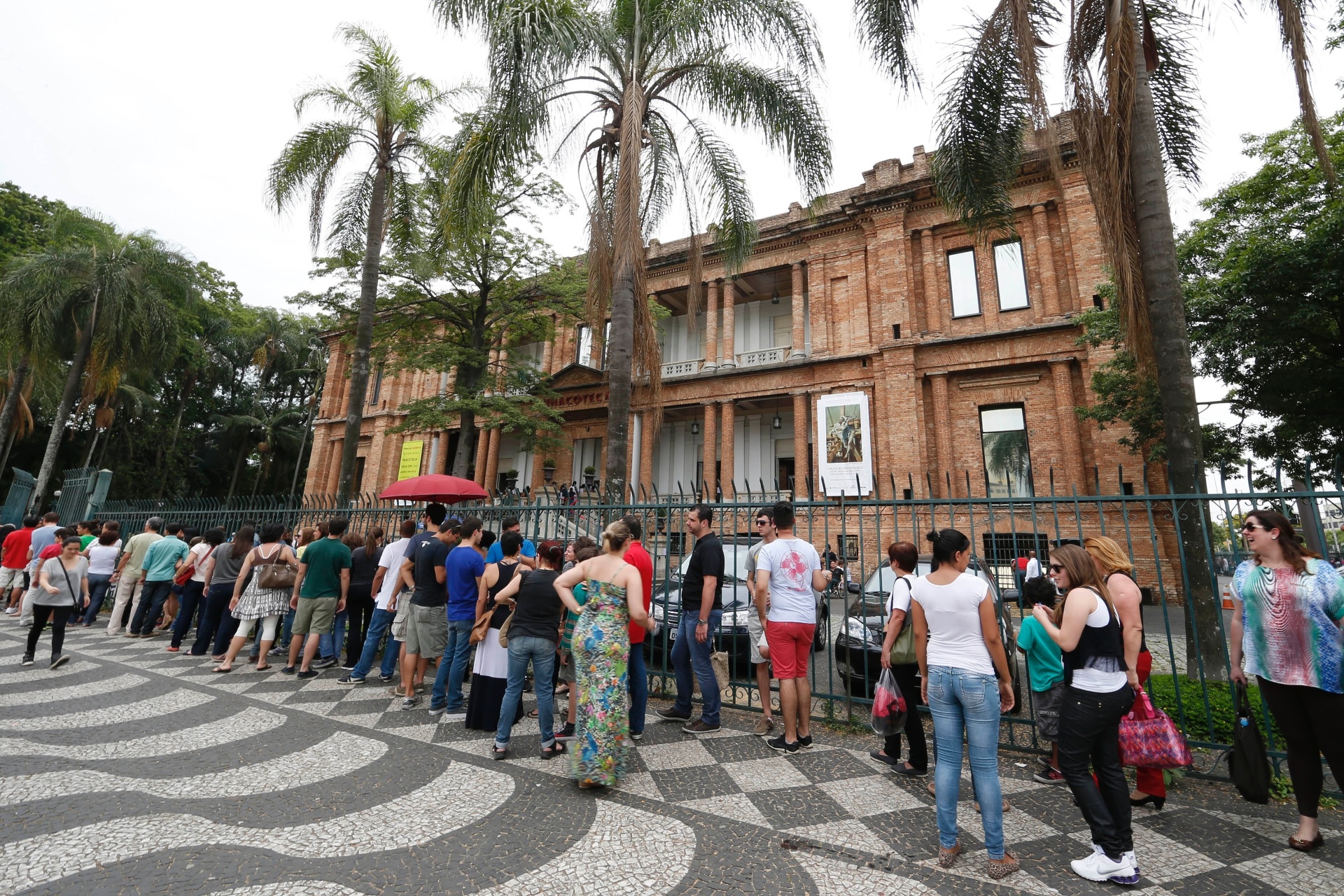 Público enfrenta uma fila de cerca de duas horas na estreia da exposição do artista plástico australiano Ron Mueck, na Pinacoteca de São Paulo - Junior Lago/UOL