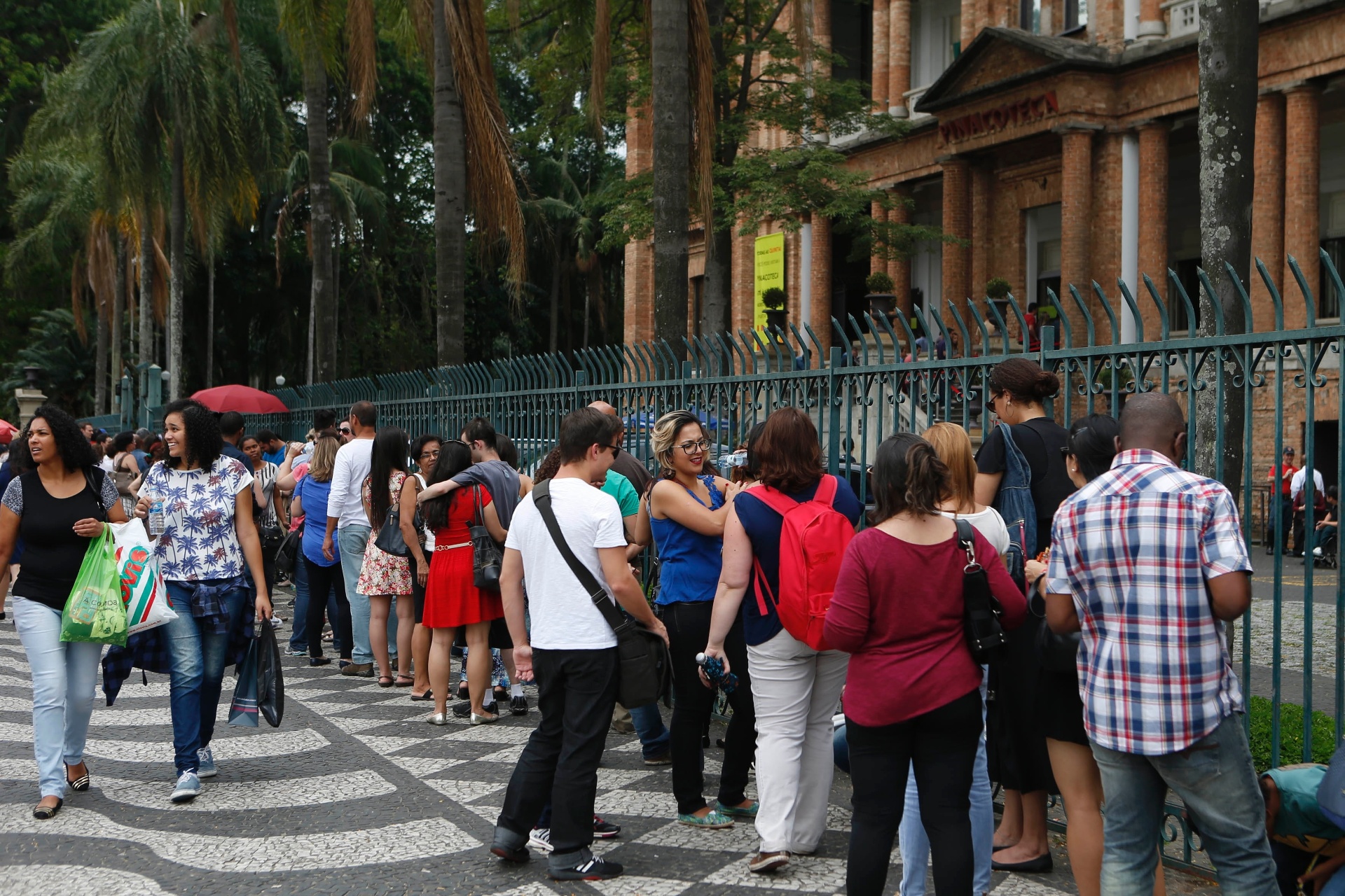 Público enfrenta uma fila de cerca de duas horas na estreia da exposição do artista plástico australiano Ron Mueck, na Pinacoteca de São Paulo - Junior Lago/UOL