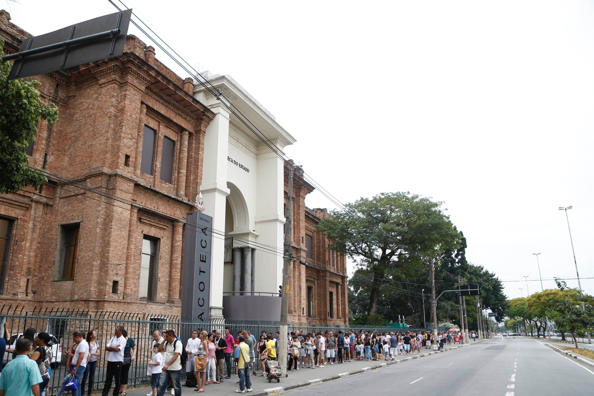 Público enfrenta uma fila de cerca de duas horas na estreia da exposição do artista plástico australiano Ron Mueck, na Pinacoteca de São Paulo - Junior Lago/UOL