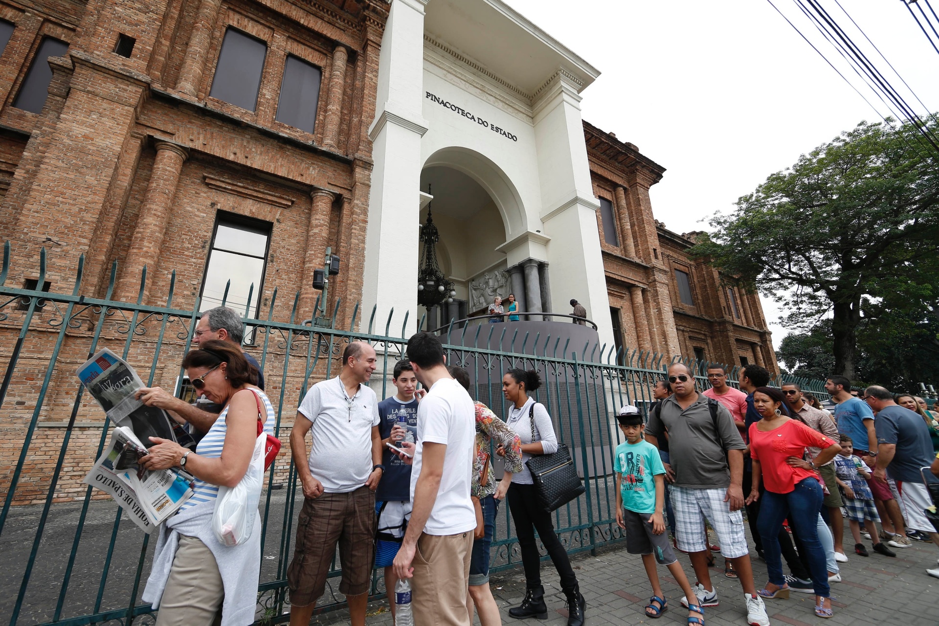 Público enfrenta uma fila de cerca de duas horas na estreia da exposição do artista plástico australiano Ron Mueck, na Pinacoteca de São Paulo - Junior Lago/UOL