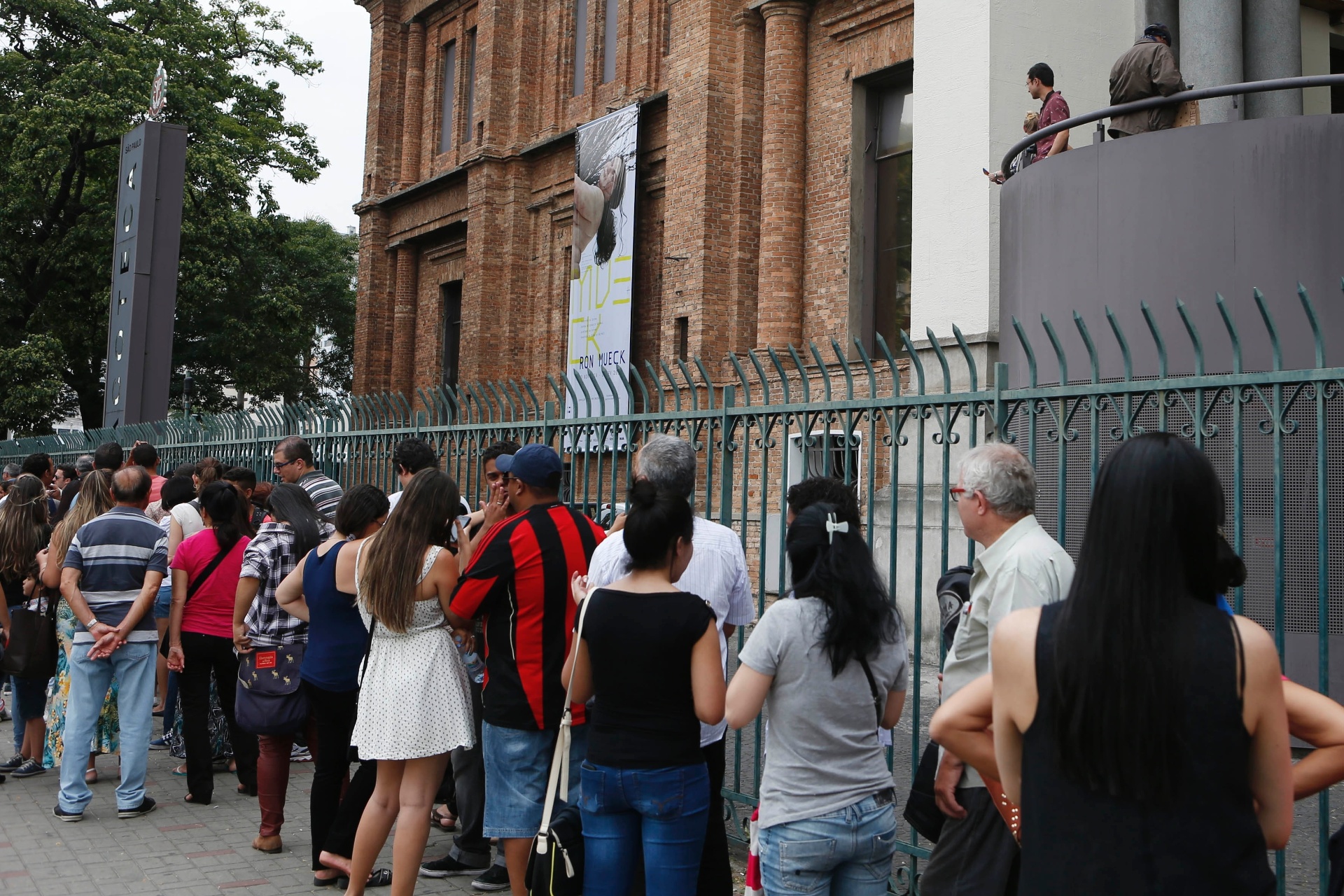 Público enfrenta uma fila de cerca de duas horas na estreia da exposição do artista plástico australiano Ron Mueck, na Pinacoteca de São Paulo - Junior Lago/UOL