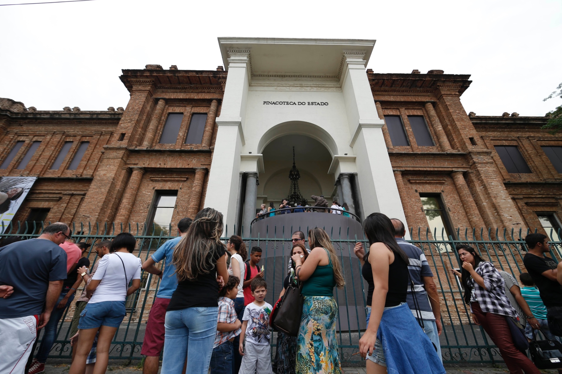 Público enfrenta uma fila de cerca de duas horas na estreia da exposição do artista plástico australiano Ron Mueck, na Pinacoteca de São Paulo - Junior Lago/UOL