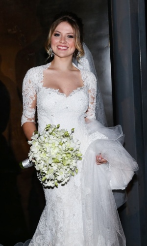21.nov.2014 - A estudante de engenharia Gabi Baptista, noiva de Rodrigo Scarpa, deixa o hotel sorridente, em São Paulo
