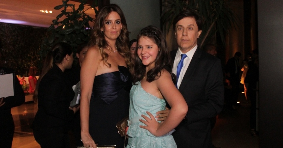 21.nov.2014 - O humorista Tom Cavalcante foi com a família ao casamento de Rodrigo Scarpa e Gabi Baptista