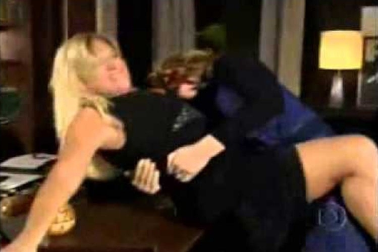 Em "Duas Caras" (2007), o autor colocou as mesmas atrizes em situação de antagonismo e escreveu uma cena de briga com tintas cômicas para Célia Mara (Renata Sorrah) e Branca (Susana Vieira)