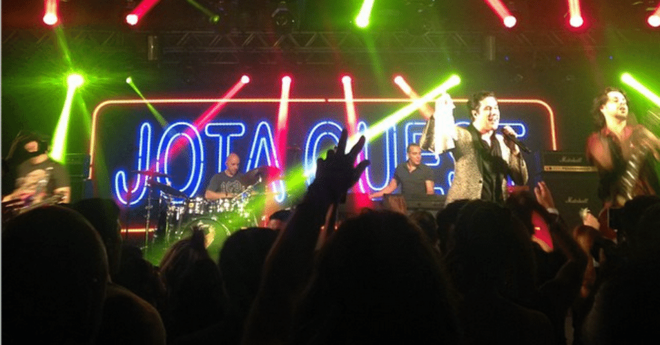 21.nov.2014 - Ao som de pop rock, o Jota Quest embalou a festa de casamento de Rodrigo Scarpa, o 