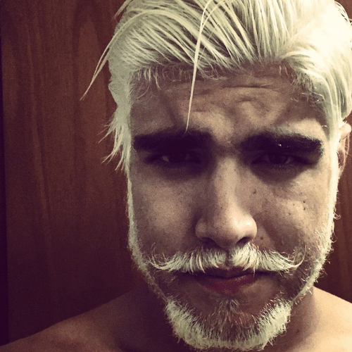 21.nov.2014 - Caio Castro surgiu com um visual bem diferente na noite desta sexta-feira: ele mostrou uma foto em seu Instagram na qual aparece com os cabelos e barba platinados e fez mistério do motivo de ter descolorido