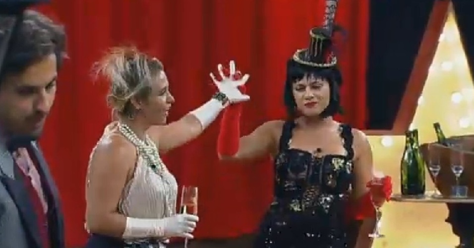 22.nov.2014 - Andréia Sorvetão e Babi Rossi dançam de mãos dadas na pista durante a festa Cinema Mudo em "A Fazenda 7"