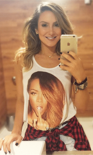 22.nov.2014 - Depois de se apresentar no "Folianópolis", na capital catarinense, na noite desta sexta-feira, Claudia Leitte fez uma selfie no espelho e mostrou sua camiseta com o rosto da amiga pessoal Rihanna