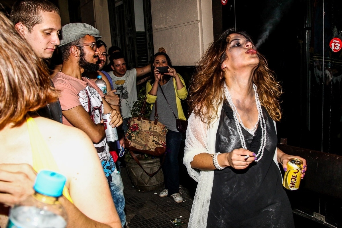 22.nov.2014 - Filha de Zezé Di Camargo interpreta mendiga em peça e se apresenta no centro de São Paulo de graça - Manuela Scarpa/Photo Rio News