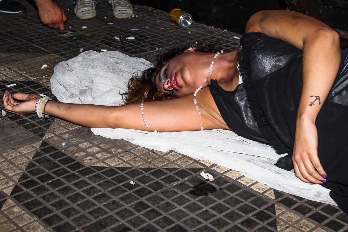 22.nov.2014 - Filha de Zezé Di Camargo interpreta mendiga em peça e se apresenta no centro de São Paulo de graça - Manuela Scarpa/Photo Rio News