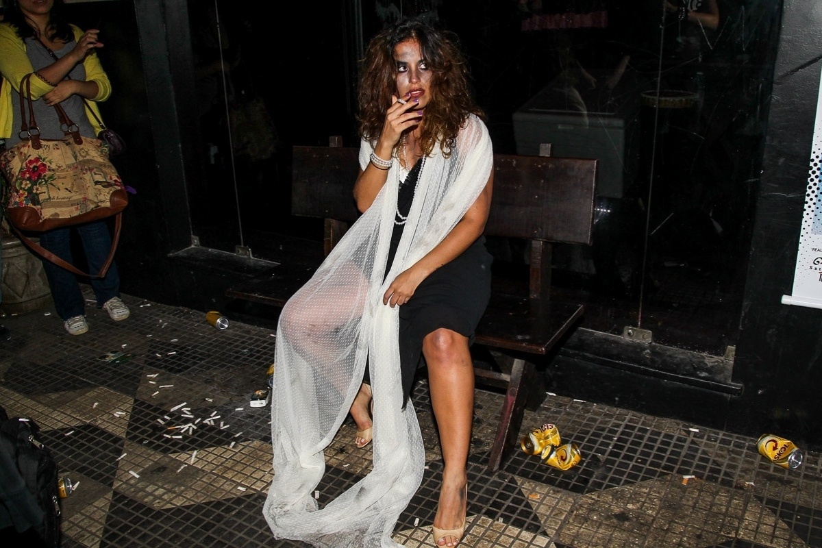 22.nov.2014 - Filha de Zezé Di Camargo interpreta mendiga em peça e se apresenta no centro de São Paulo de graça - Manuela Scarpa/Photo Rio News