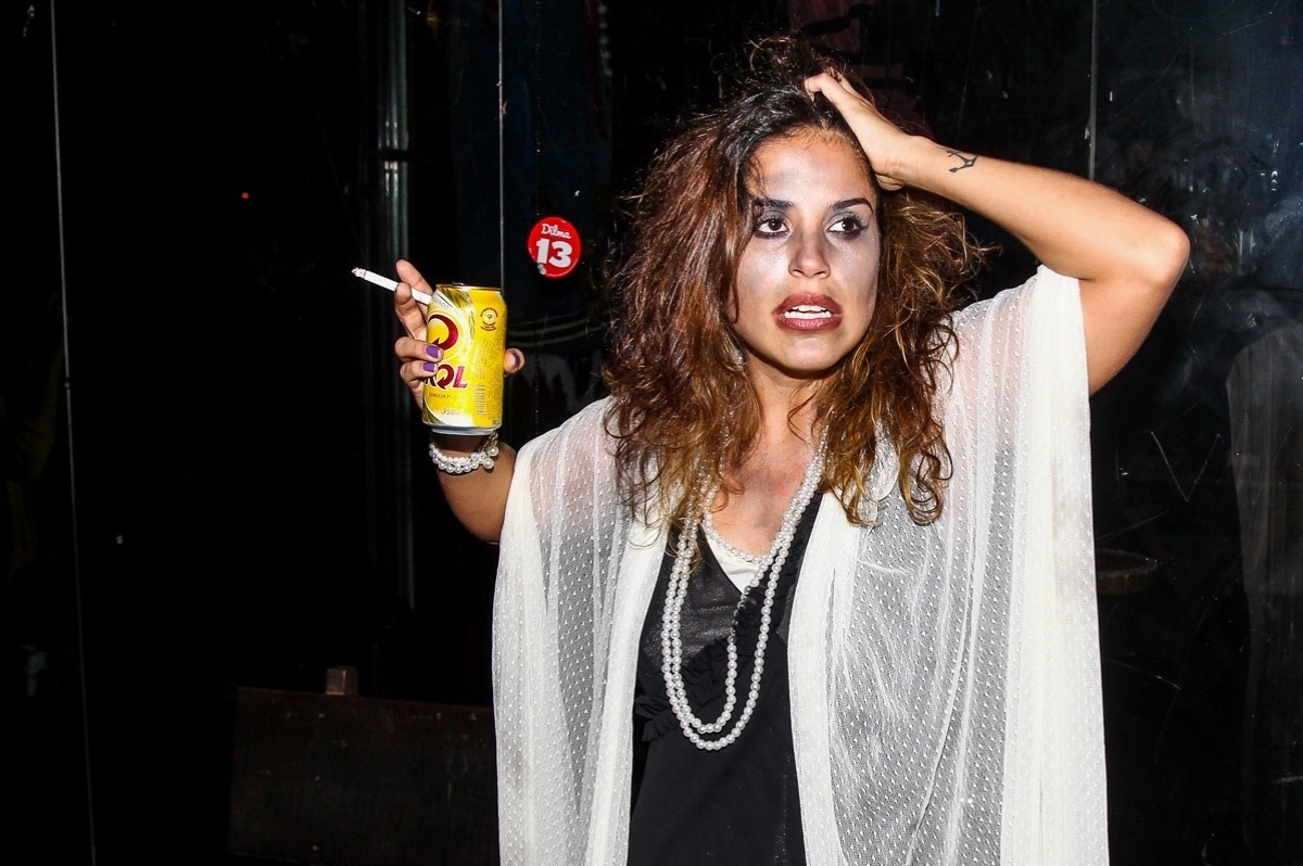 22.nov.2014 - Filha de Zezé Di Camargo interpreta mendiga em peça e se apresenta no centro de São Paulo de graça - Manuela Scarpa/Photo Rio News