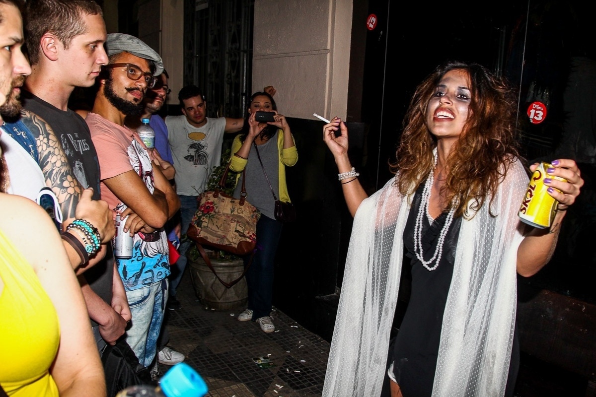 22.nov.2014 - Filha de Zezé Di Camargo interpreta mendiga em peça e se apresenta no centro de São Paulo de graça - Manuela Scarpa/Photo Rio News