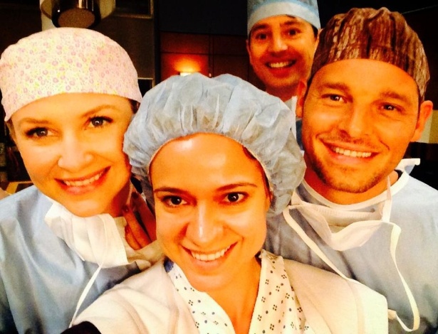 Atriz brasileira Luciana Faulhaber faz participação em "Grey's Anatomy" e posa com Jessica Capshaw e Justin Chambers