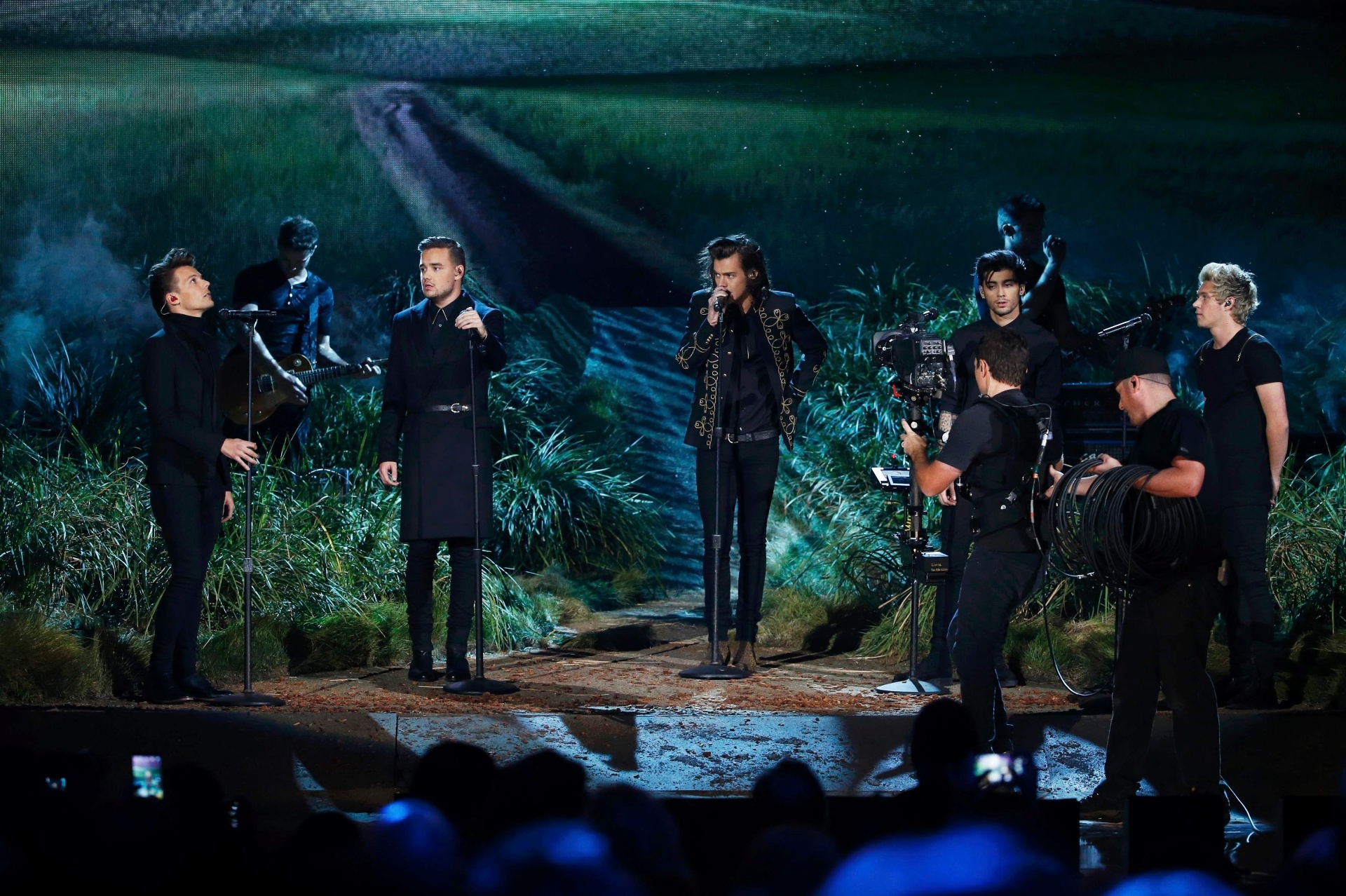 23.nov.2014 - One Direction canta "Night Changes" no palco do 42° American Music Awards. A boy band venceu nas categorias banda pop/rock, álbum pop/rock e artista do ano - REUTERS/Mario Anzuoni