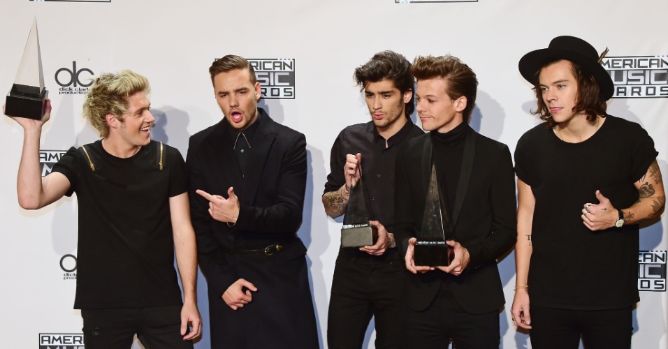 23.nov.2014 - Os britânicos do One Direction levaram o prêmio de melhor banda de pop rock, álbum favorito e artista do ano no American Music Awards, premiação tradicionalmente americana