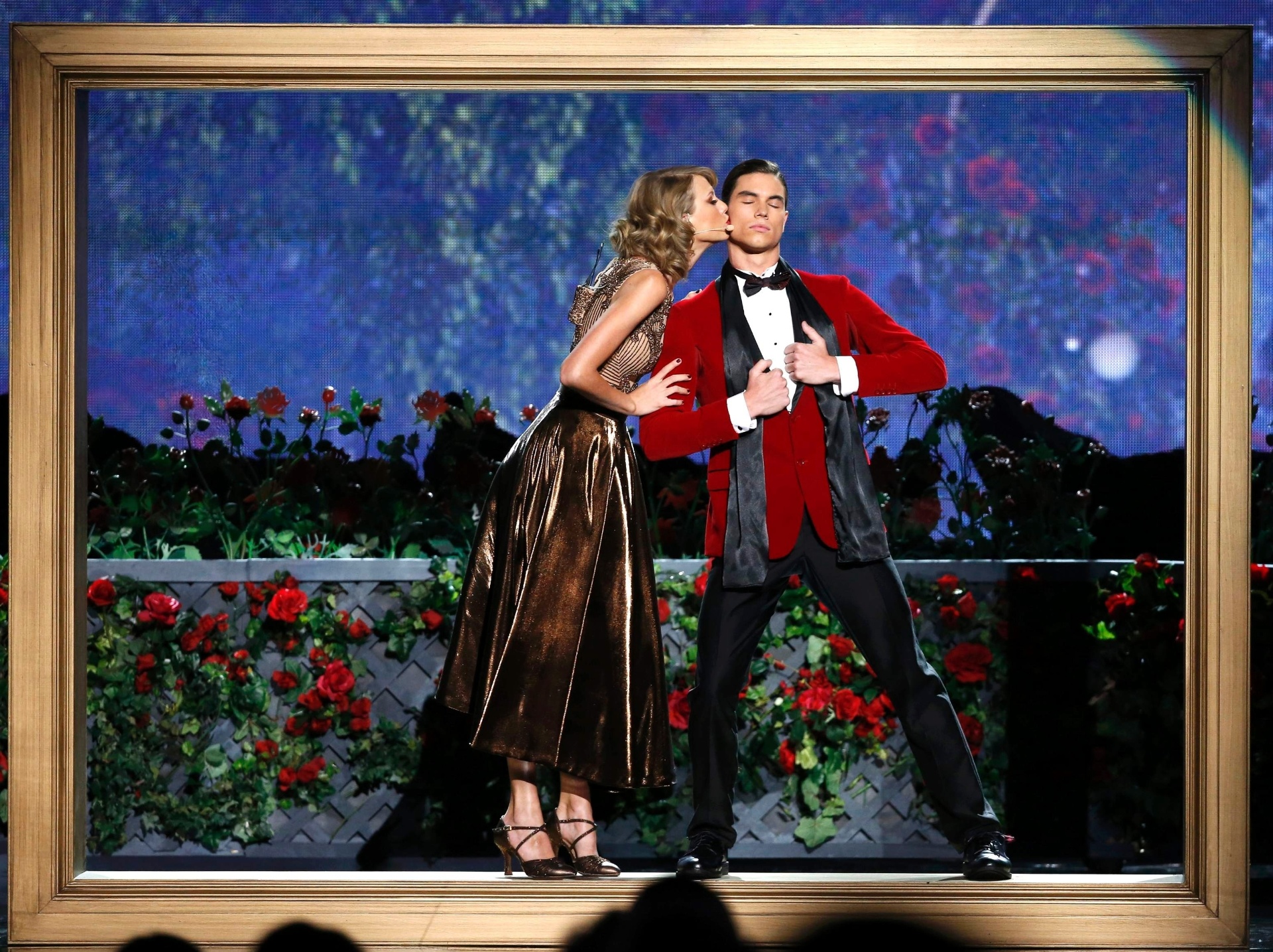 23.nov.2014 - Taylor Swift se apresenta no 42° American Music Awards, em Los Angeles, Califórnia - REUTERS/Mario Anzuoni