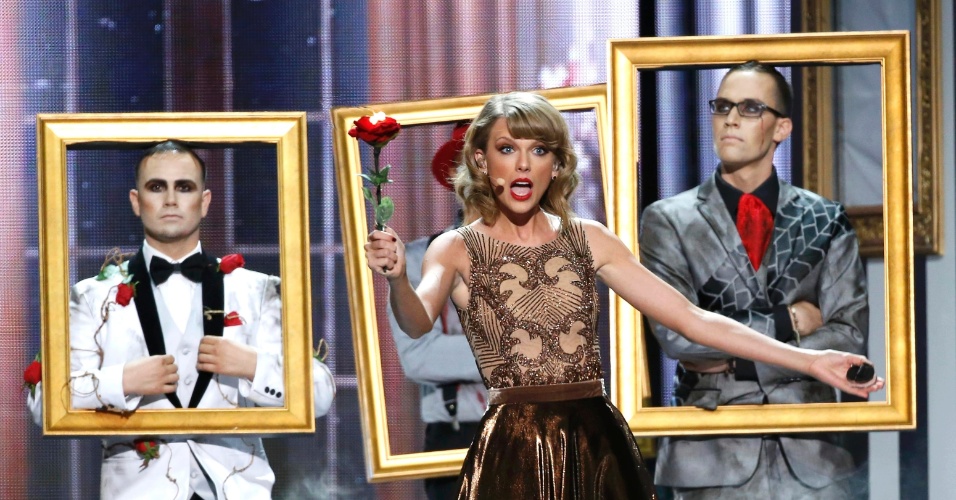 23.nov.2014 - Taylor Swift se apresenta no 42° American Music Awards, em Los Angeles, Califórnia