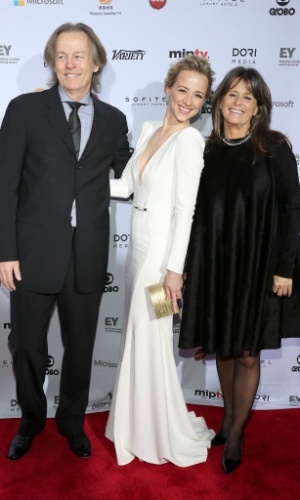 24.nov.2014-  O produtor Michel Trudeau , a atriz Karine Vanasse e a escritora e produtora Fabienne Larouche são clicados ao chegarem ao Emmy 2014