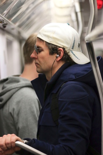 Astro da triologia "Se Beber Não Case" e duas vezes indicado ao Oscar, Bradley Cooper foi fotografado no domingo (23), enquanto utilizava tranquilamente o metrô de Nova York (Estados Unidos). transporte público