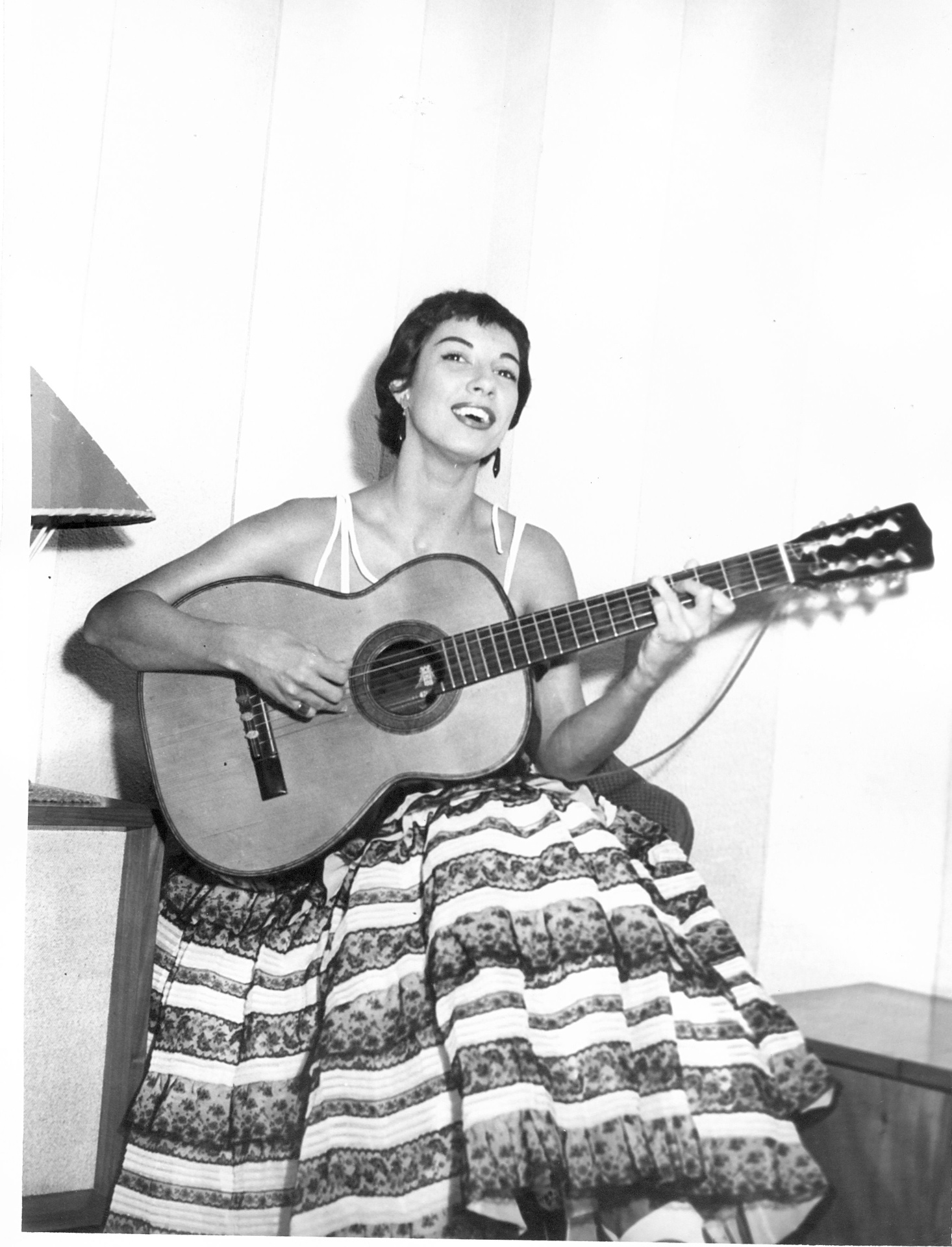 Inezita Barroso canta em casa para os amigos, em 1956 - Divulgação