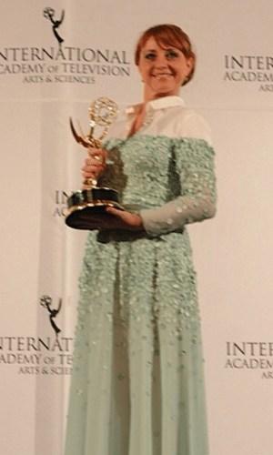 24.nov.2014 - A atriz Bianca Krijgsman de "The New World" festeja o prêmio Emmy Internacional