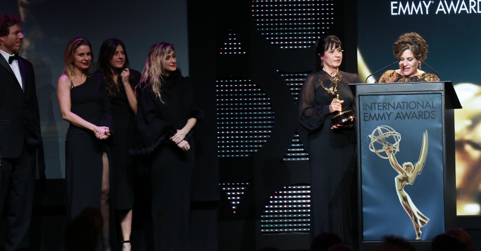 24.nov.2014 - As autores de "Joia Rara", Duca Rachid e Thelma Guedes, discursam após receber o prêmio na 42ª edição do Emmy Internacional, em Nova York, na noite desta segunda-feira