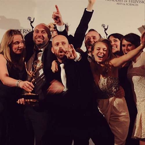 24.nov.2014 - O elenco de "Wat als 2?", do canal belga Shelter, comemora o prêmio Emmy Internacional