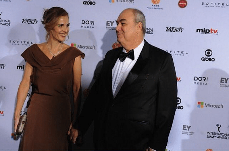 24.nov.2014 - Roberto Irineu Marinho e sua mulher, Karen Marinho, no tapete vermelho da 42ª edição do Emmy Internacional, em Nova York, na noite desta segunda-feira