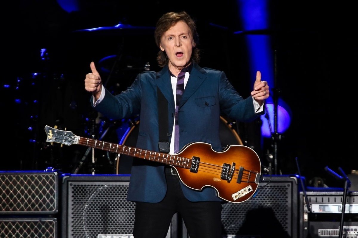 25.nov.2014 - O cantor Paul McCartney se apresenta no Allianz Parque, em São Paulo, com a turnê "Out There"; ele iniciou a apresentação com a música "Eight Days a Week" - Photo Rio News