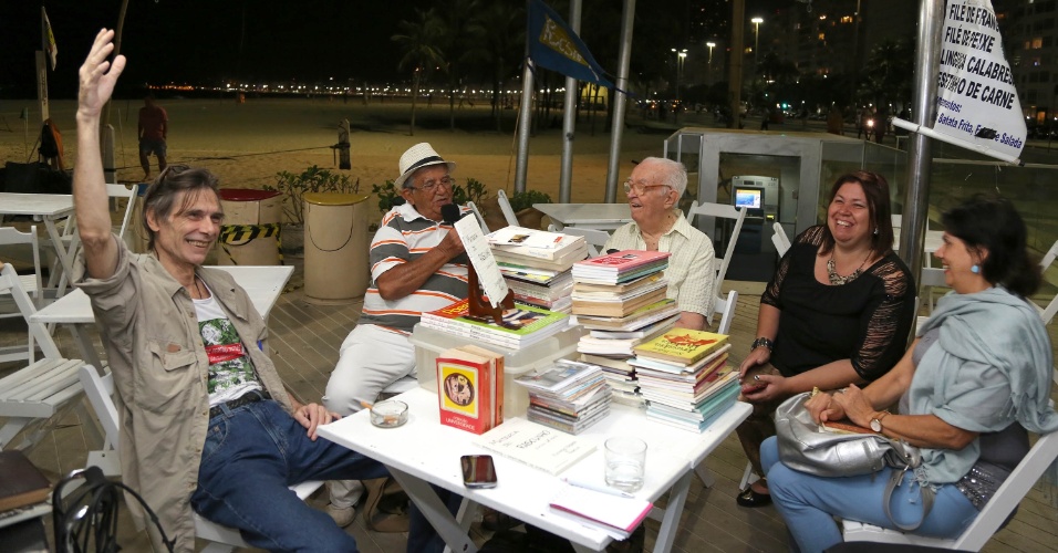 Eduardo Tornaghi, Ovídio, Romildo Meireles, Regina Alto e Laila Vils no evento Pelada Poética, na Praia do Leme, no Rio