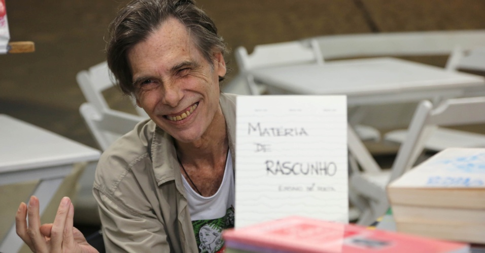 O ator Eduardo Tornaghi no evento Pelada Poética, em quiosque na Praia do Leme, no Rio