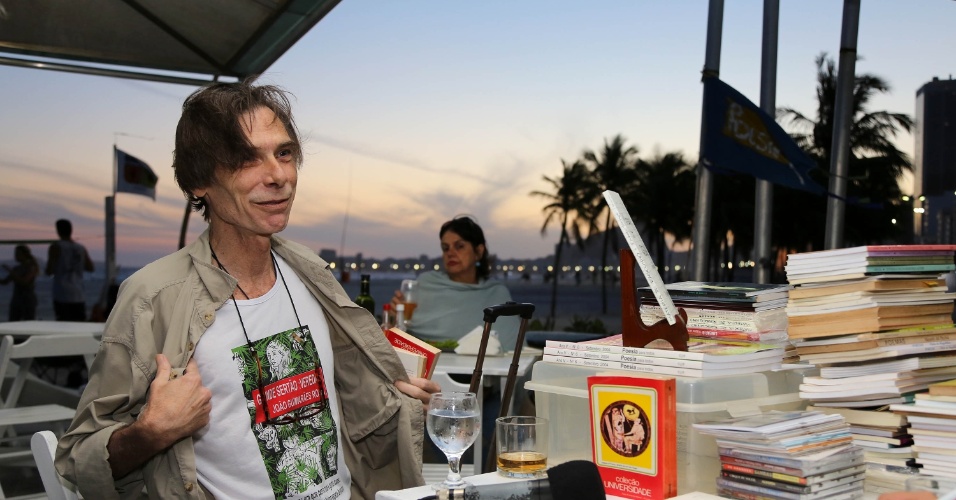 O ator mostra a camisa, estampada com a capa do livro "Grande Sertão Veredas", de Guimarães Rosa