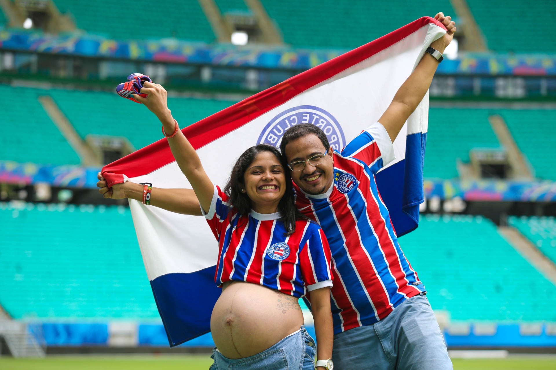 O casal Driely e Eonives Reis, que fizeram ensaio de fotos na Arena Fonte Nova, em Salvador - Vaner Casaes/Ag. BAPRESS