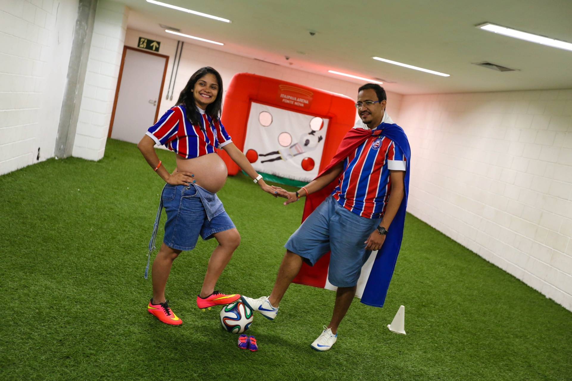 O casal Driely e Eonives Reis, que fizeram ensaio de fotos na Arena Fonte Nova, em Salvador - Vaner Casaes/Ag. BAPRESS