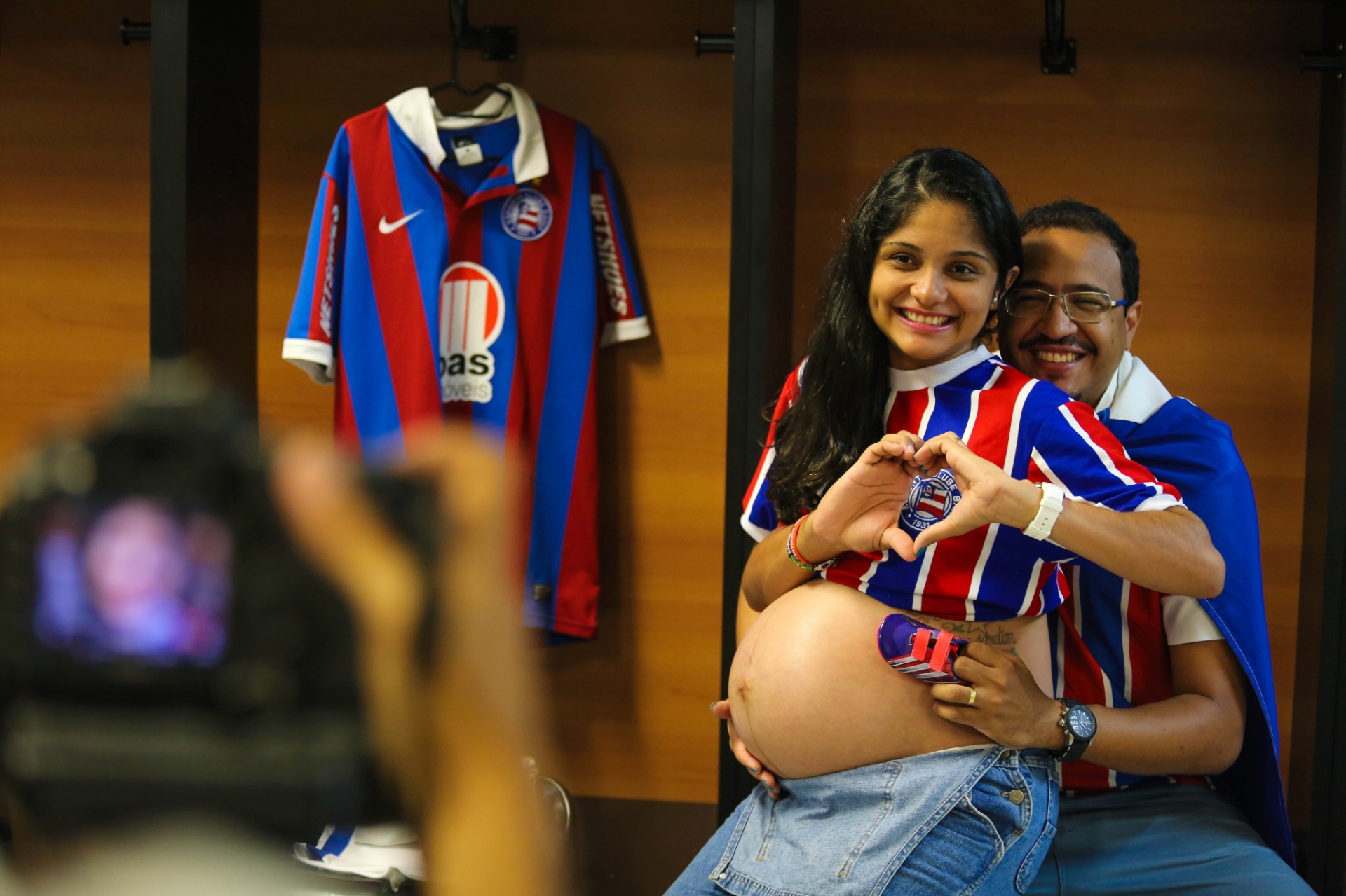 O casal Driely e Eonives Reis, que fizeram ensaio de fotos na Arena Fonte Nova, em Salvador - Vaner Casaes/Ag. BAPRESS