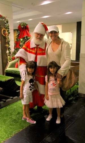 26.nov.2014- Giovanna Antonelli e as filhas Antônia e Sofia, 4 anos,  posam com Papai Noel em shopping de São Conrado, na zona sul do Rio