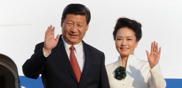 5.out.2013 - O presidente chinês Xi Jinping e a mulher Peng Liyuan chegam ao aeroporto Denpasar na Indonésia  - AFP