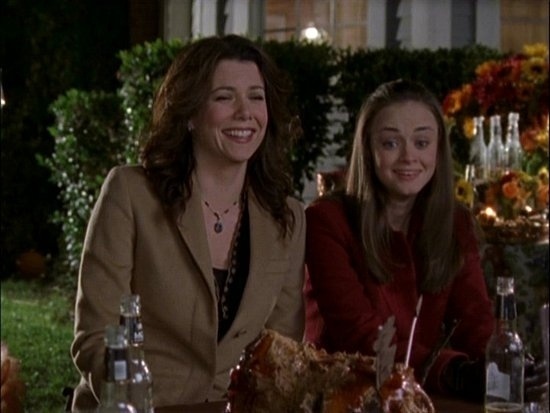 Em "Gilmore Girls", Lorelai (Lauren Graham) e Rory (Alexis Bledel) vão a quatro jantares no Dia de Ação de Graças