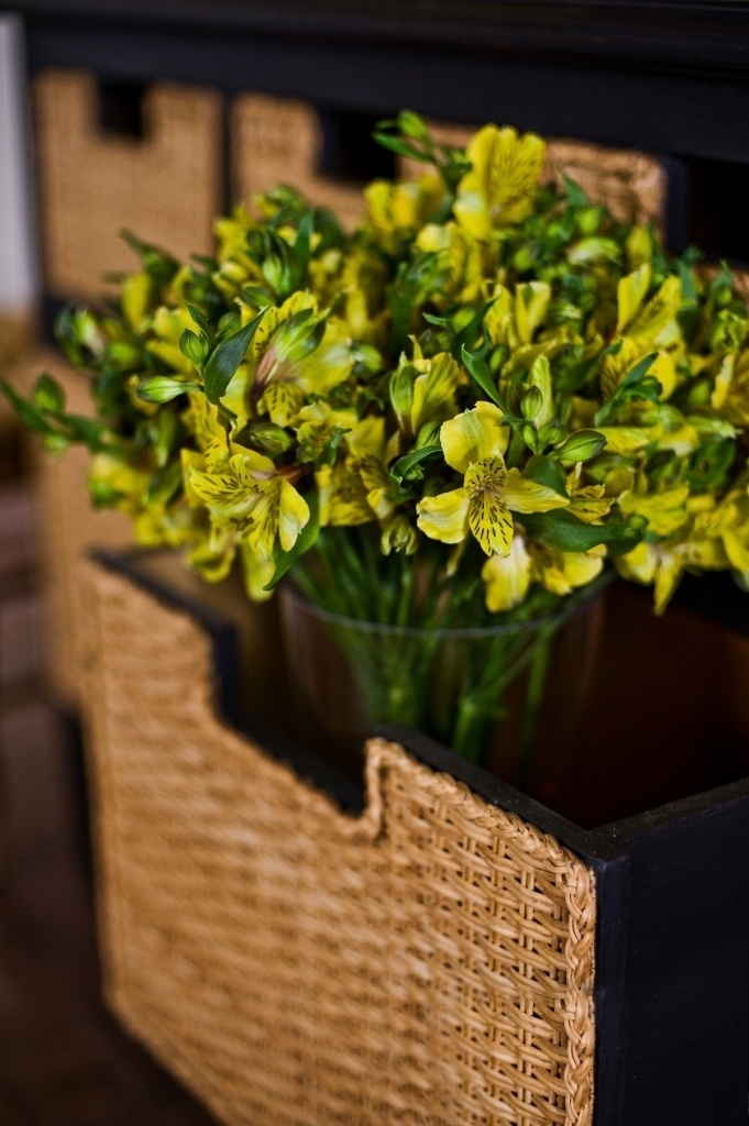 festa de aniversário fundo do mar | Arranjos de astromélias também foram usados na decoração dessa festa de aniversário infantil, idealizada por Kika Duarte, da Auguri Festas - Renata e Yuri Fotografia