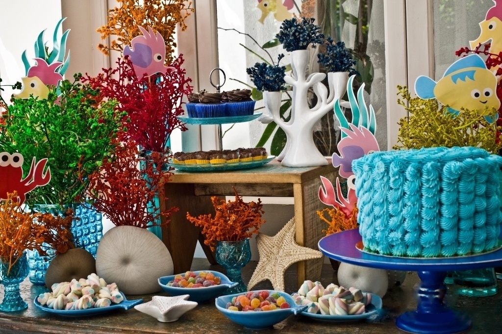 festa de aniversário fundo do mar | Com peixes e outros animais de papel, flores naturais de cores variadas e louças de porcelana e de vidro, Kika Duarte, da Auguri  Festas (www.augurifestas.com.br), criou a decoração de uma festa de aniversário com tema fundo do mar - Renata e Yuri Fotografia