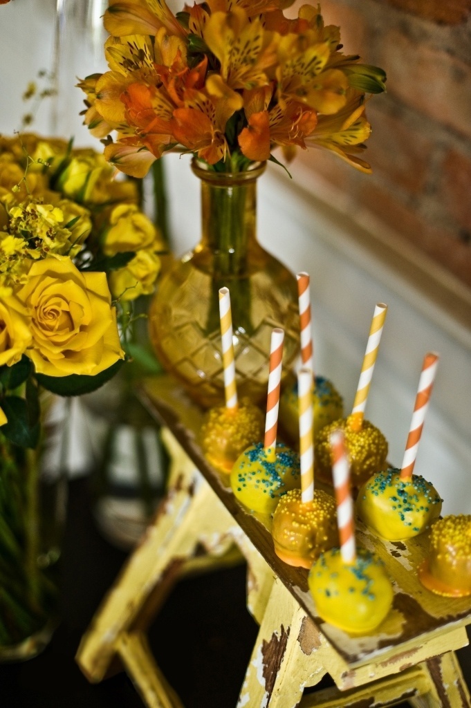 festa de aniversário fundo do mar | Na festa com tema fundo do mar, criada pela Auguri Festas, os ?popcakes? (bolo no palito) combinavam com as flores naturais usadas na decoração - Renata e Yuri Fotografia