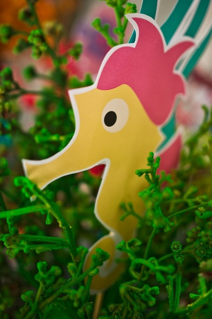 festa de aniversário fundo do mar | O cavalo-marinho feito de papel ajudou a compor o clima da decoração dessa festa de aniversário, idealizada por Kika Duarte, da Auguri Festas - Renata e Yuri Fotografia