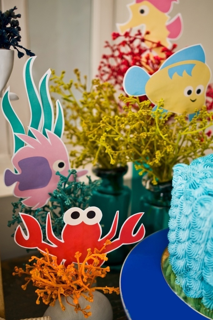 festa de aniversário fundo do mar | Para compor a decoração dessa festa de aniversário com tema fundo do mar, Kika Duarte, da Auguri Festas, usou peixes e outros animais marinhos feitos de papel - Renata e Yuri Fotografia