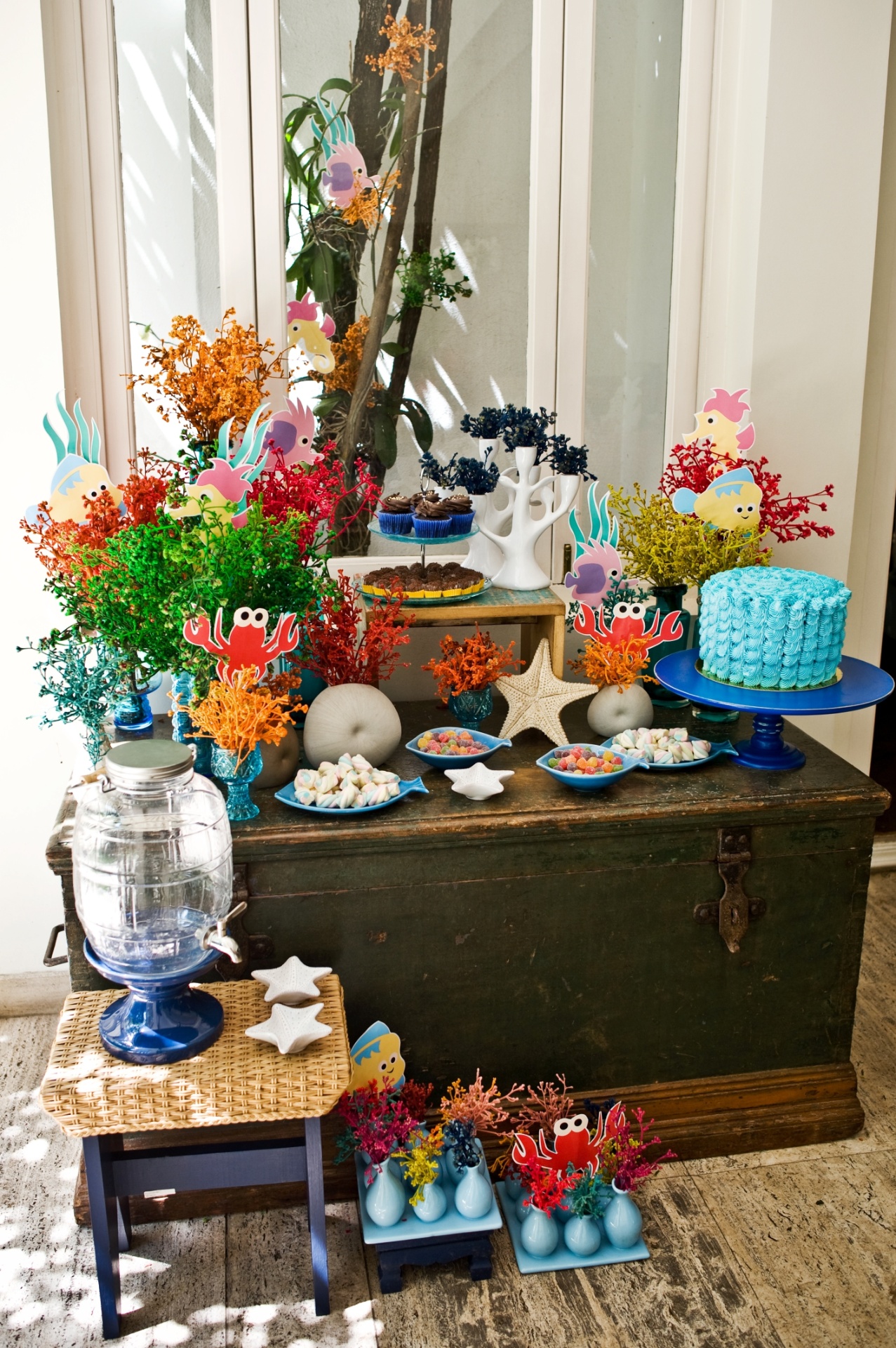 festa de aniversário fundo do mar | Banquinhos de diferentes alturas serviram como suporte para doces e enfeites nessa festa de aniversário infantil, criada pela Auguri Festas - Renata e Yuri Fotografia