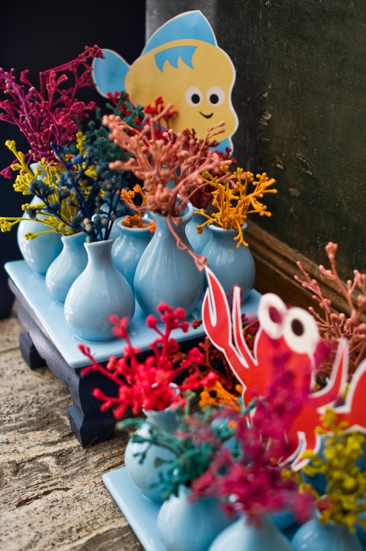 festa de aniversário fundo do mar | Vasinhos com dedos de anjo coloridos, que lembravam os corais do fundo do mar, foram usados para enfeitar essa festa de aniversário - Renata e Yuri Fotografia