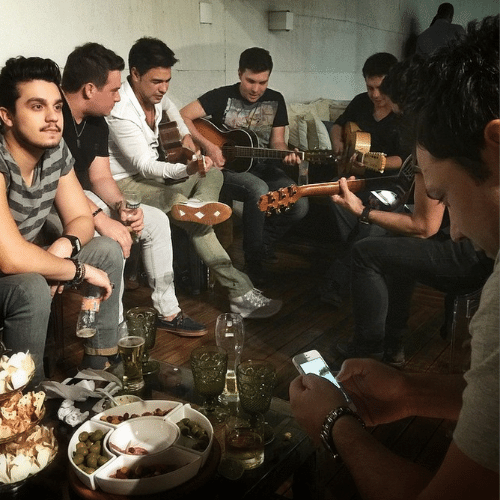 27.nov.2014 - Fernando, da dupla com Sorocaba, registra um momento íntimo de uma reunião de vários sertanejos em sua casa, em São Paulo