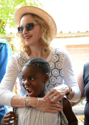  27.nov.2014- Madonna posa com a filha adotiva Mercy James no Hospital Central Queen Elizabeth, em Blantyre, cidade comercial de Malawi onde a menina nasceu. A cantora pop lançou um novo projeto para a construção de uma unidade de terapia intensiva para cirurgia pediátrica - Splash News / AKM-GSI - Splash News / AKM-GSI